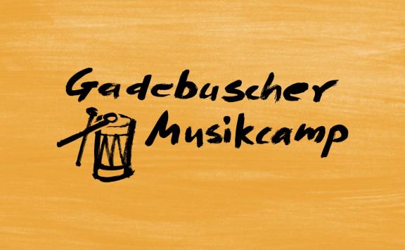 Logo des Gadebuscher Musikcamp auf gelbem Hintergrund